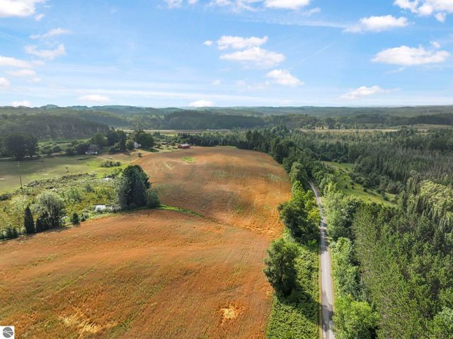 11470 S 39 Road, Cadillac, MI 49601