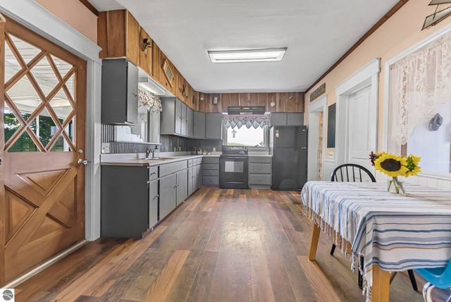 11470 S 39 Road, Cadillac, MI 49601