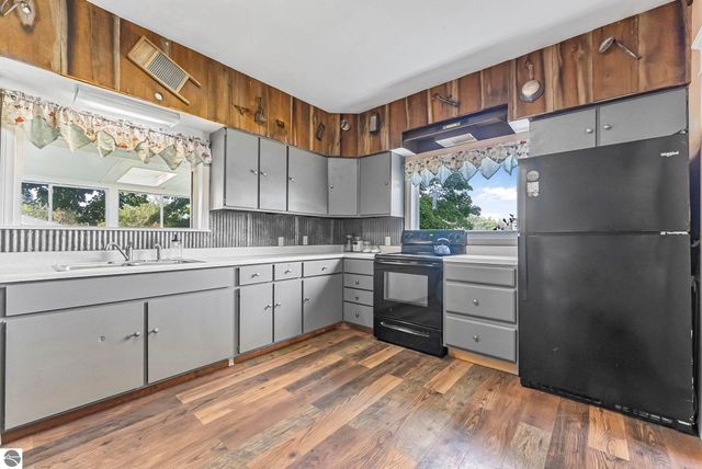 11470 S 39 Road, Cadillac, MI 49601