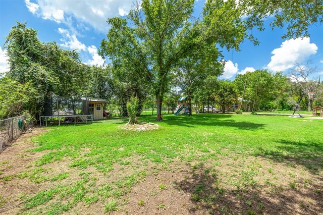 1004 Mitchell Street, Gonzales, TX 78629