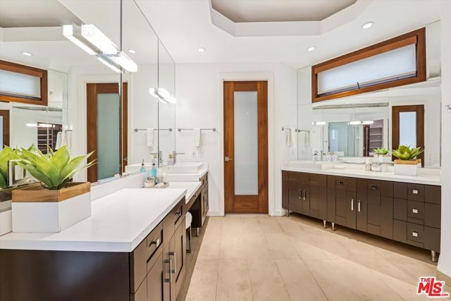 8827 Evanview Drive, Los Angeles, CA 90069