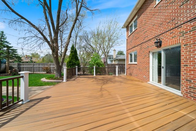701 OAKTON Street, Park Ridge, IL 60068