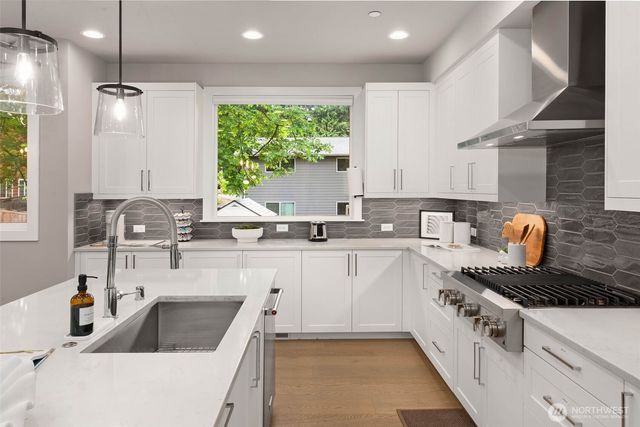 8021 NE 127th Lane, Kirkland, WA 98034