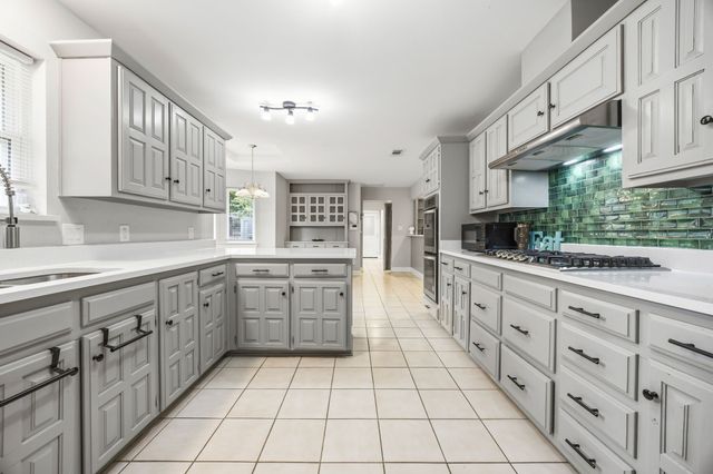 1810 Waterwood Drive, Arlington, TX 76012