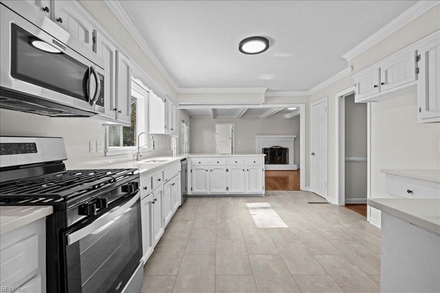 3805 Chelwood LN, Virginia Beach, VA 23452