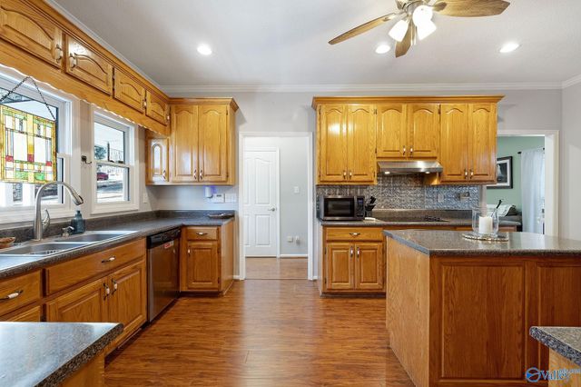 500 Oak Trail NE, Hartselle, AL 35640