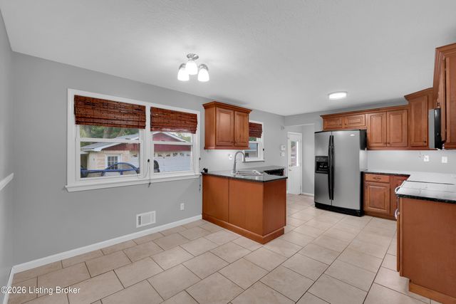 3102 Flair Knoll Dr, Louisville, KY 40216