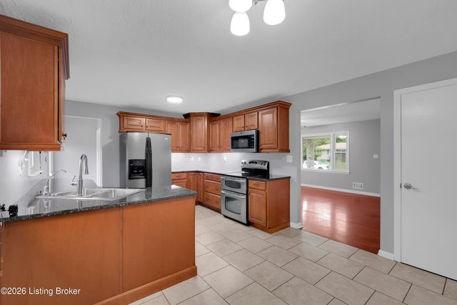 3102 Flair Knoll Dr, Louisville, KY 40216