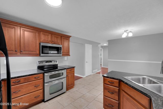 3102 Flair Knoll Dr, Louisville, KY 40216