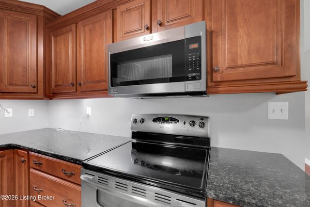 3102 Flair Knoll Dr, Louisville, KY 40216
