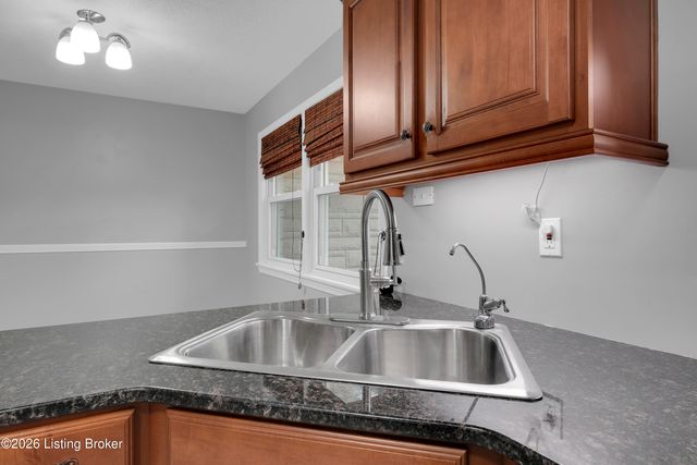 3102 Flair Knoll Dr, Louisville, KY 40216