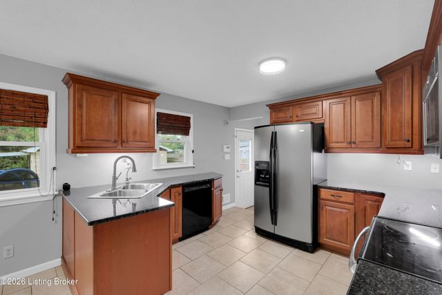 3102 Flair Knoll Dr, Louisville, KY 40216