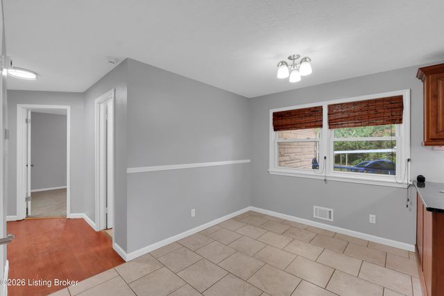 3102 Flair Knoll Dr, Louisville, KY 40216