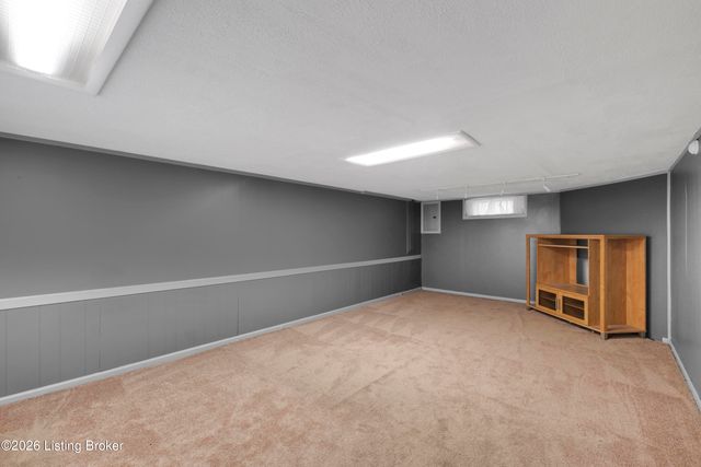 3102 Flair Knoll Dr, Louisville, KY 40216