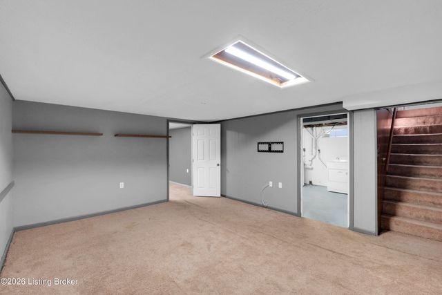 3102 Flair Knoll Dr, Louisville, KY 40216