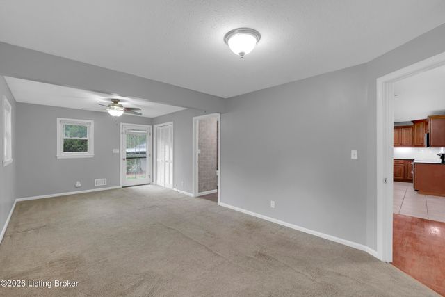 3102 Flair Knoll Dr, Louisville, KY 40216