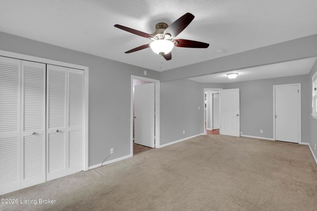 3102 Flair Knoll Dr, Louisville, KY 40216