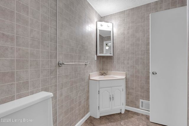 3102 Flair Knoll Dr, Louisville, KY 40216