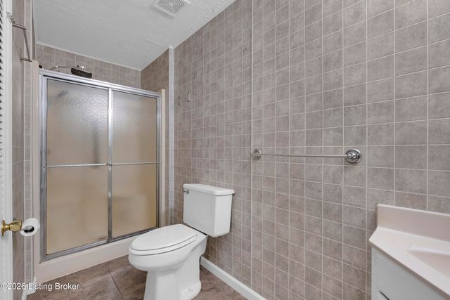 3102 Flair Knoll Dr, Louisville, KY 40216