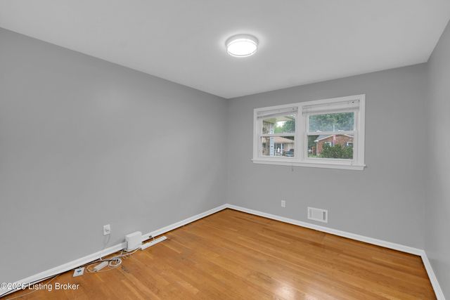 3102 Flair Knoll Dr, Louisville, KY 40216