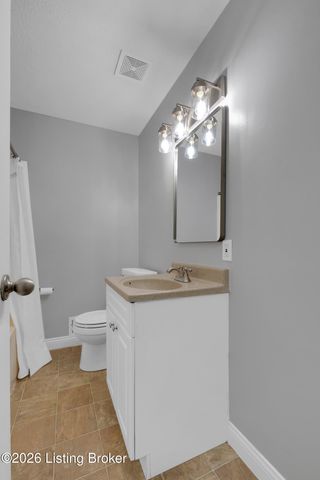 3102 Flair Knoll Dr, Louisville, KY 40216