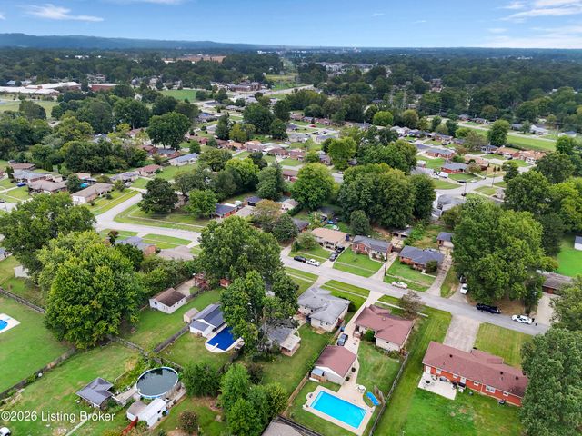 3102 Flair Knoll Dr, Louisville, KY 40216