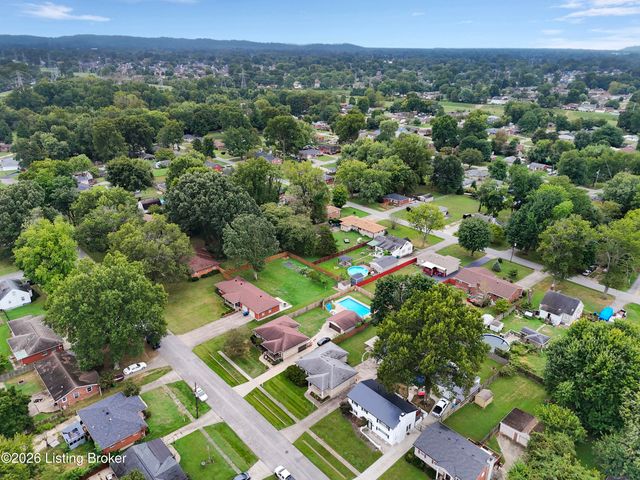 3102 Flair Knoll Dr, Louisville, KY 40216