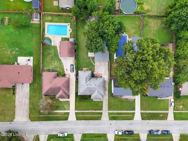 3102 Flair Knoll Dr, Louisville, KY 40216