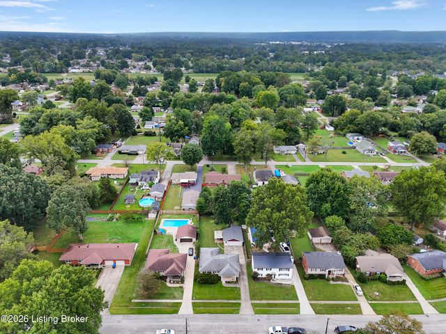 3102 Flair Knoll Dr, Louisville, KY 40216