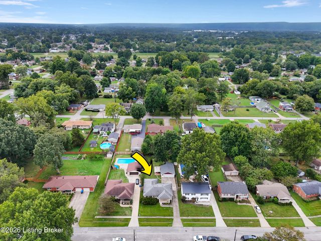 3102 Flair Knoll Dr, Louisville, KY 40216