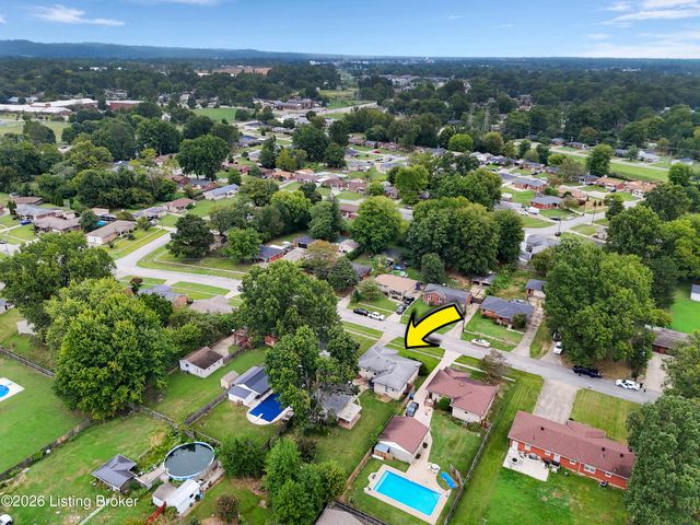 3102 Flair Knoll Dr, Louisville, KY 40216