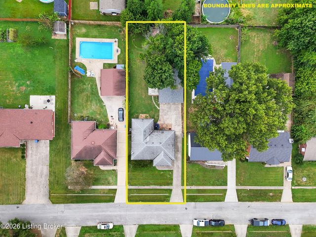 3102 Flair Knoll Dr, Louisville, KY 40216