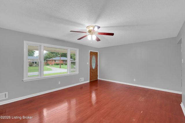3102 Flair Knoll Dr, Louisville, KY 40216