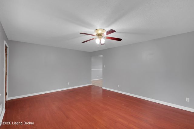 3102 Flair Knoll Dr, Louisville, KY 40216