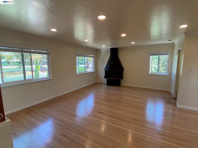 820 Island Dr, Alameda, CA 94502