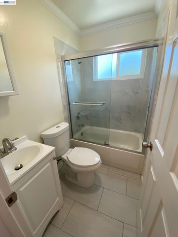 820 Island Dr, Alameda, CA 94502