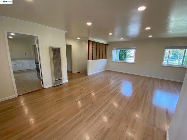 820 Island Dr, Alameda, CA 94502