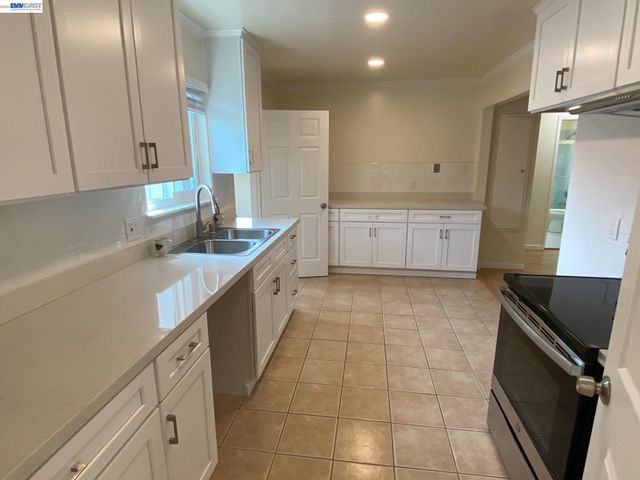 820 Island Dr, Alameda, CA 94502