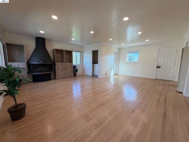 820 Island Dr, Alameda, CA 94502