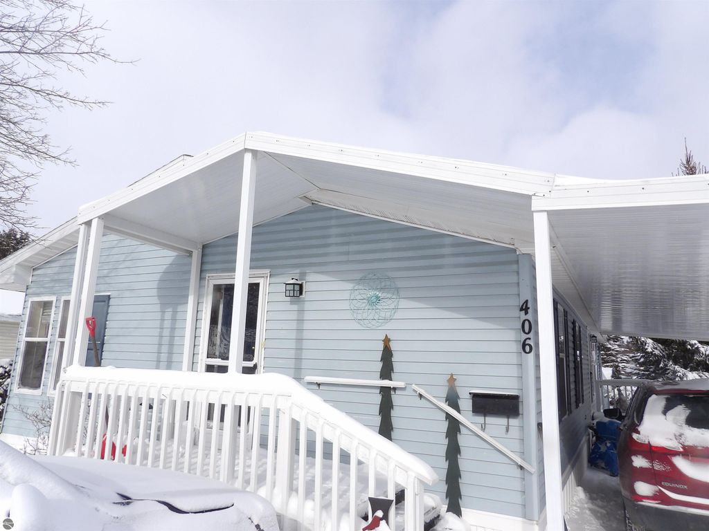 Image 1 of property listing at 406 Fairway Drive, Cadillac, MI 49601