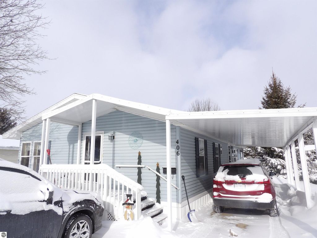 Image 2 of property listing at 406 Fairway Drive, Cadillac, MI 49601