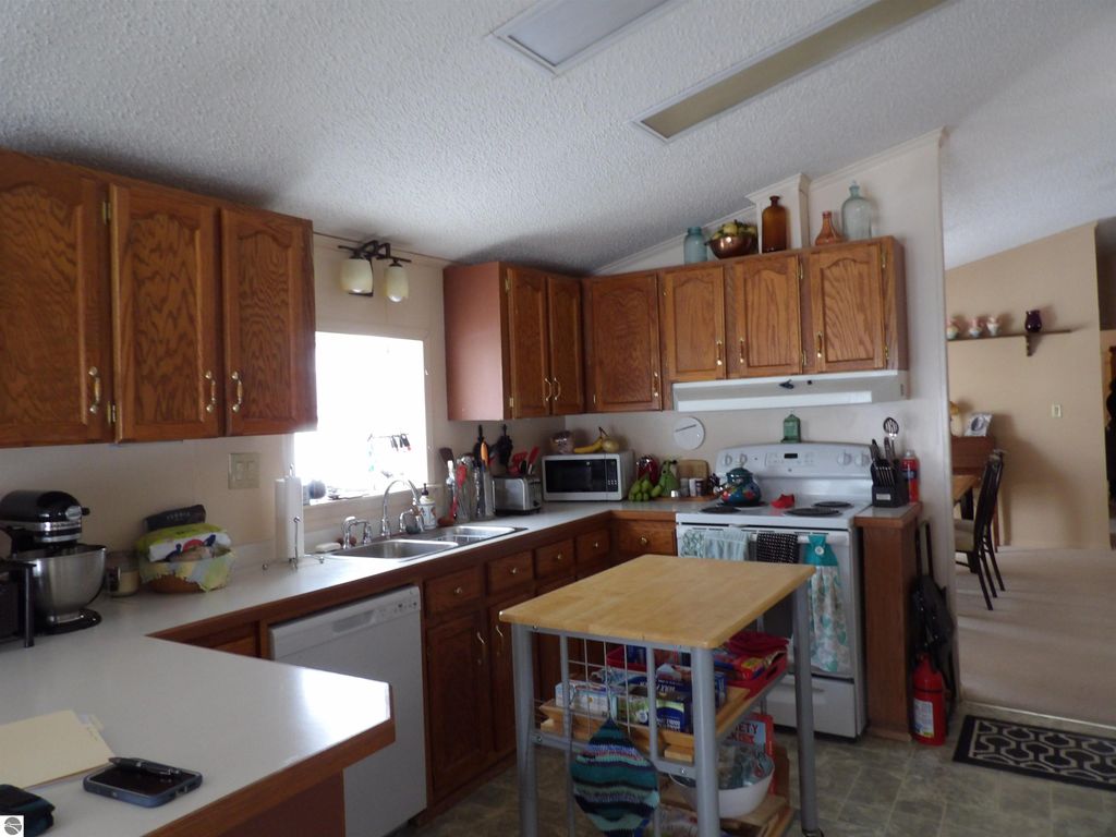 Image 7 of property listing at 406 Fairway Drive, Cadillac, MI 49601