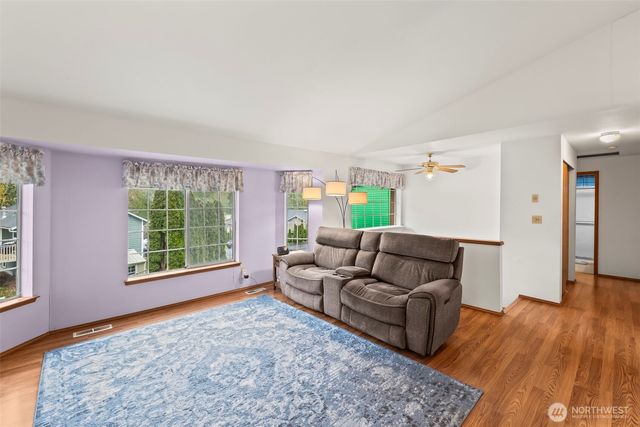 1072 NE Lombard Court, Bremerton, WA 98311