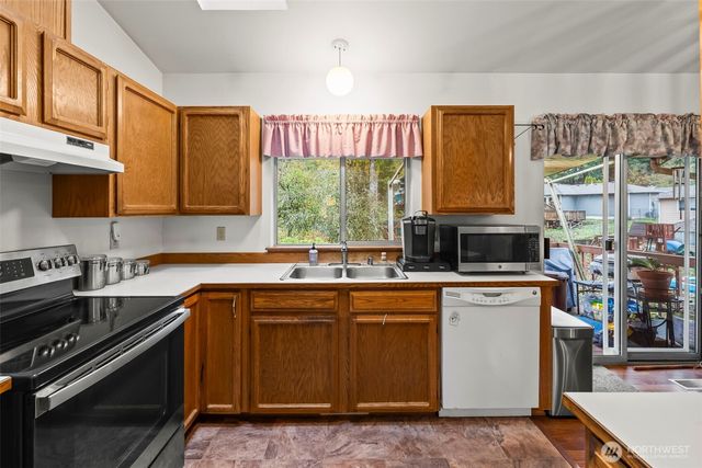 1072 NE Lombard Court, Bremerton, WA 98311