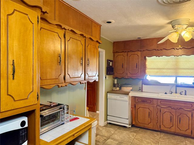 409 10th, Nocona, TX 76255