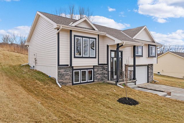 1318 SILVER Lane, Crescent, IA 51526