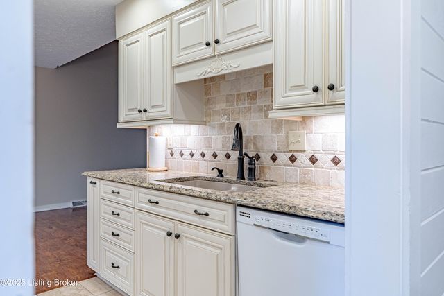 8702 McKenna Way, Louisville, KY 40291