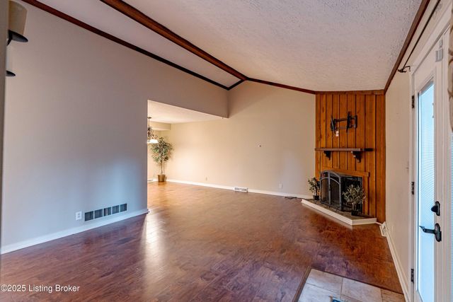 8702 McKenna Way, Louisville, KY 40291