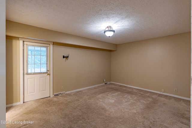 8702 McKenna Way, Louisville, KY 40291