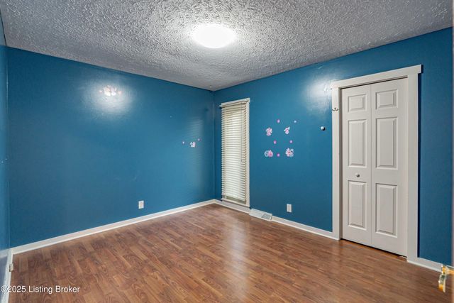 8702 McKenna Way, Louisville, KY 40291